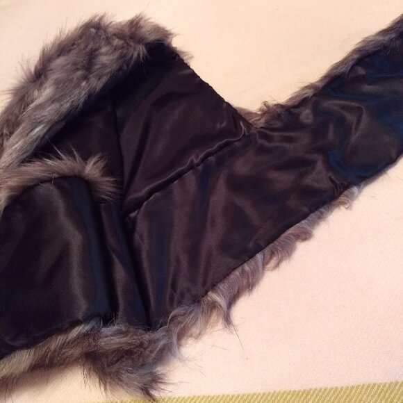 Icing Faux Fur Hood. - Picture 5 of 9